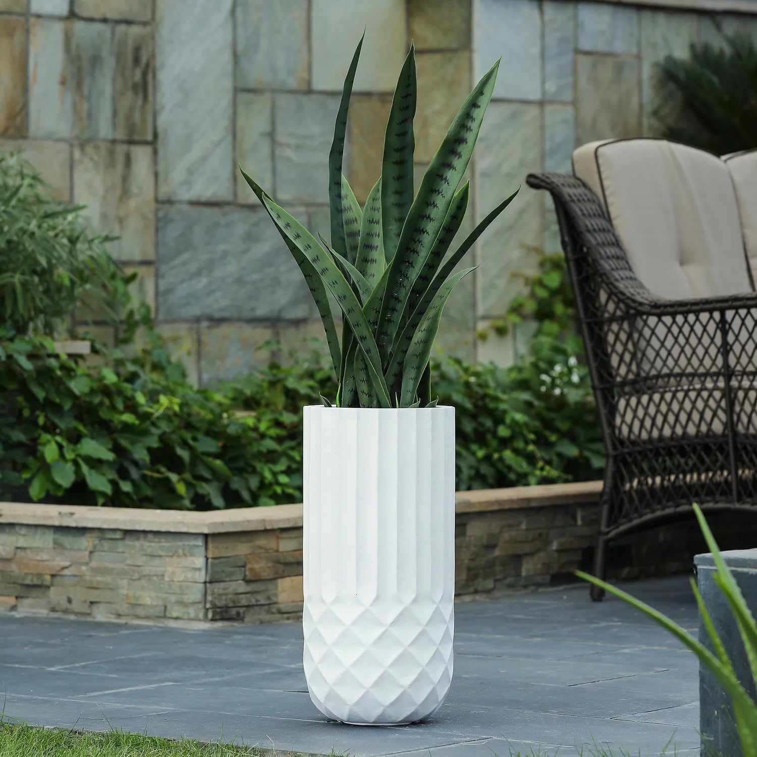 Luxen Home 19" Tall round Indoor/Outdoor Planter in White
